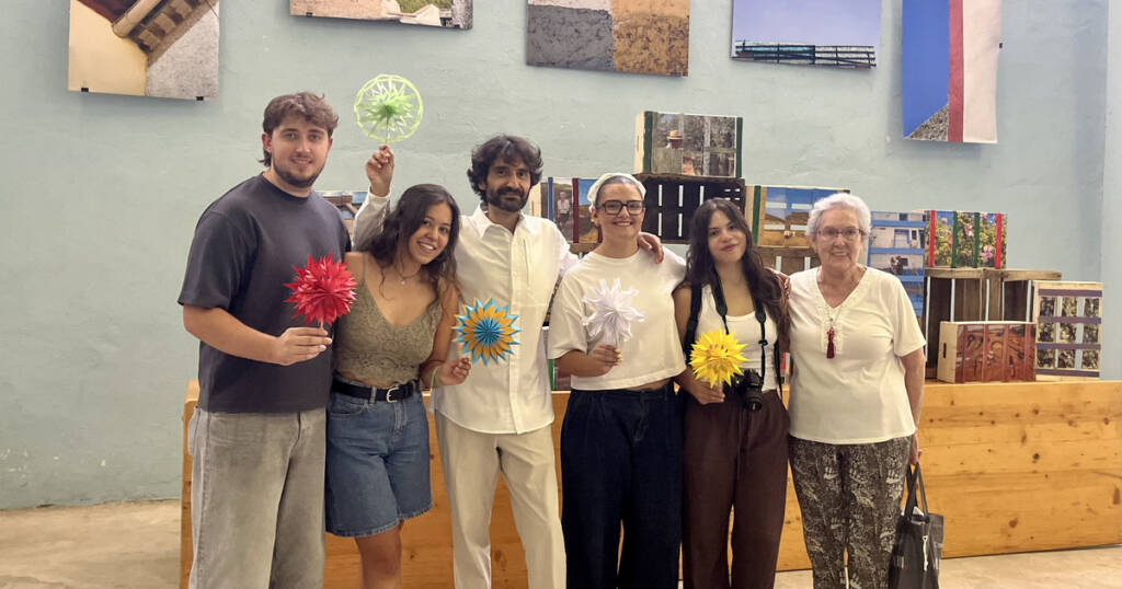 Foto de equipo en la exposición de Habitar el Color
